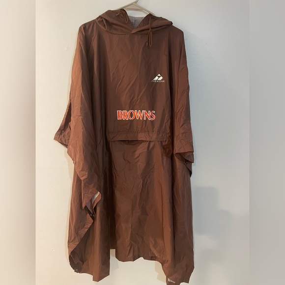 Cleveland Browns Apex One NFL nylon side snaps poncho. One size fits most - Picture 1 of 6